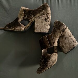CAbi Crushed Velvet Chunky Block Heel Shoes Sz 9 Moss Green